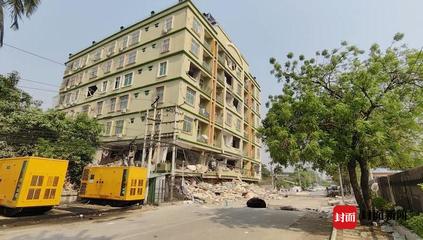 探訪曼德勒市4大坍塌點 大設(shè)備破拆廢墟找尋遇難者，幸存者現(xiàn)場8小時等哥哥遺體